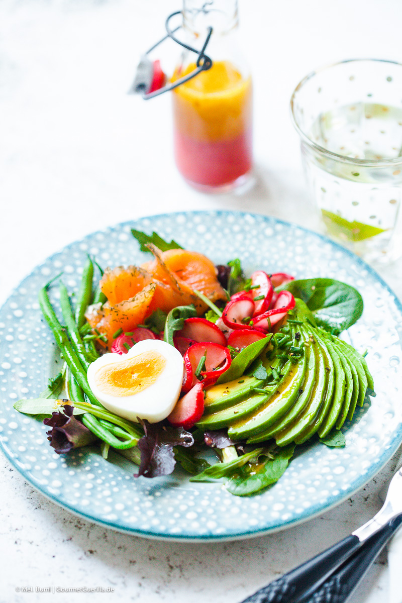 Avocado salmon salad with marinated radishes and pomegranate and cilantro vinaigrette GourmetGuerilla.de