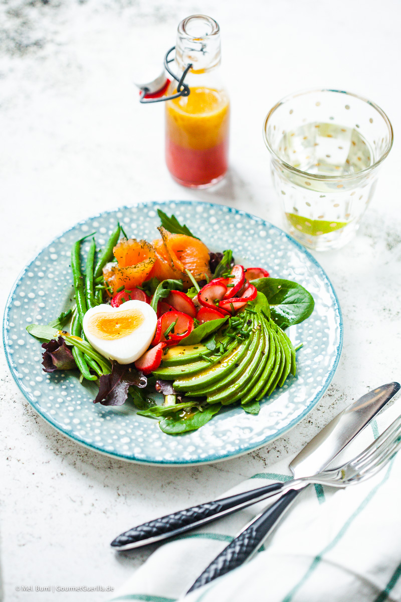 Avocado salmon salad with marinated radishes and pomegranate-coriander vinaigrette | GourmetGuerilla.com 