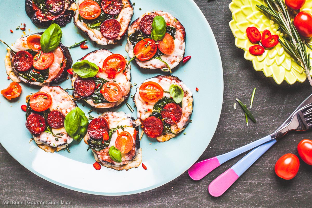 Eggplant mini pizzas with provolone, chorizo ​​and spinach | GourmetGuerilla.com