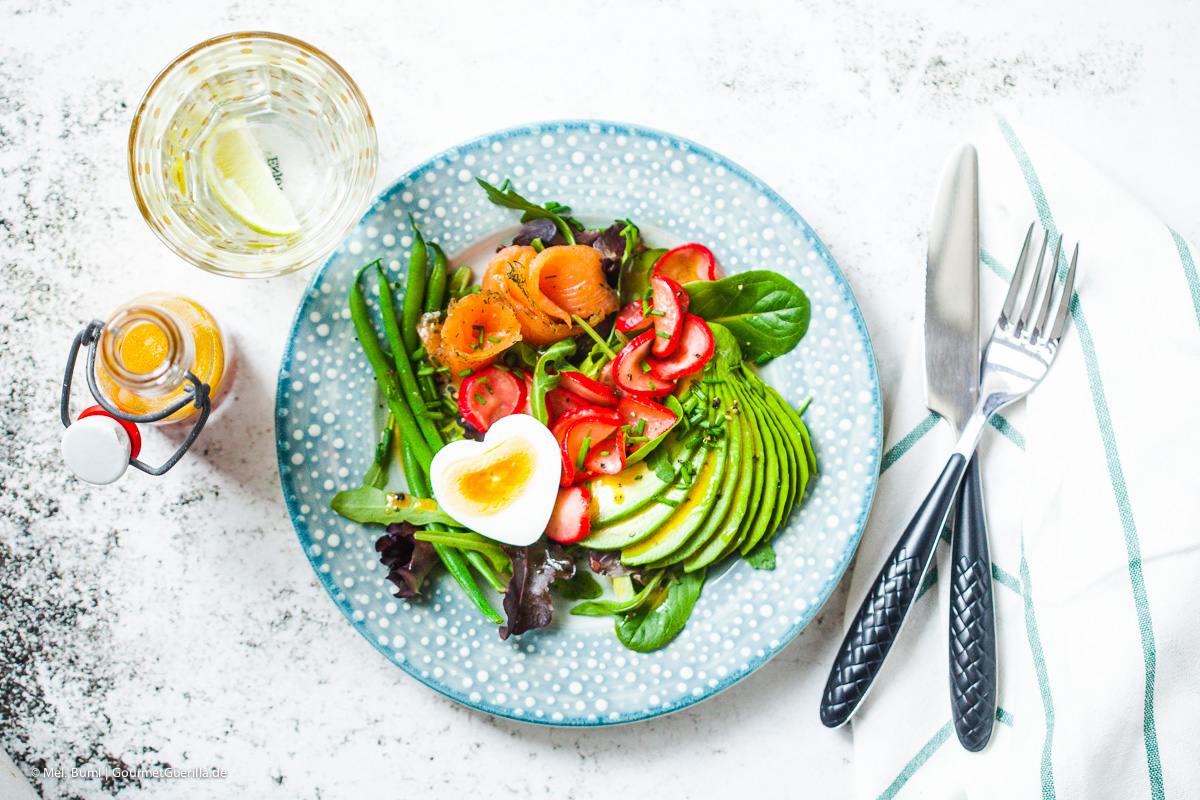 Avocado and salmon salad with marinated radishes and pomegranate and cilantro vinaigrette | GourmetGuerilla.de 