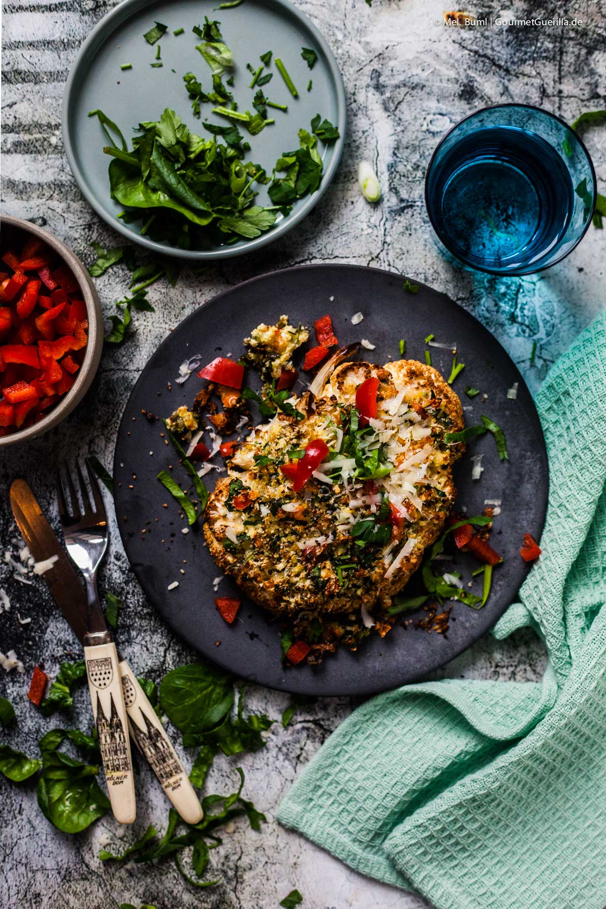 Low Carb Cauliflower steak with crunchy jalapeno cheese crust under 300 kcal GourmetGuerilla.de-8433 