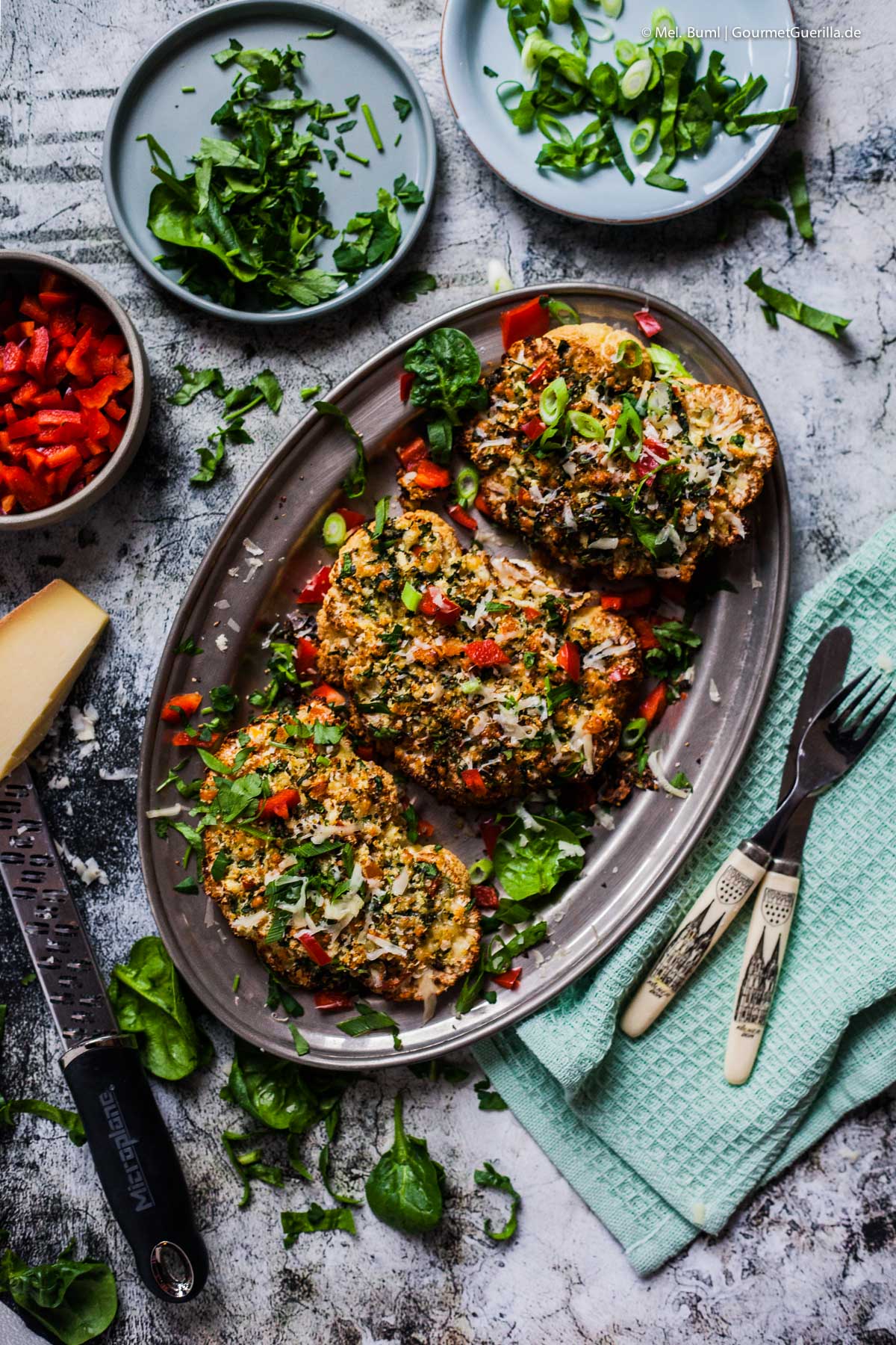  Low carb cauliflower steak with crunchy jalapeno Cheese crust under 300 kcal GourmetGuerilla.de-8433 