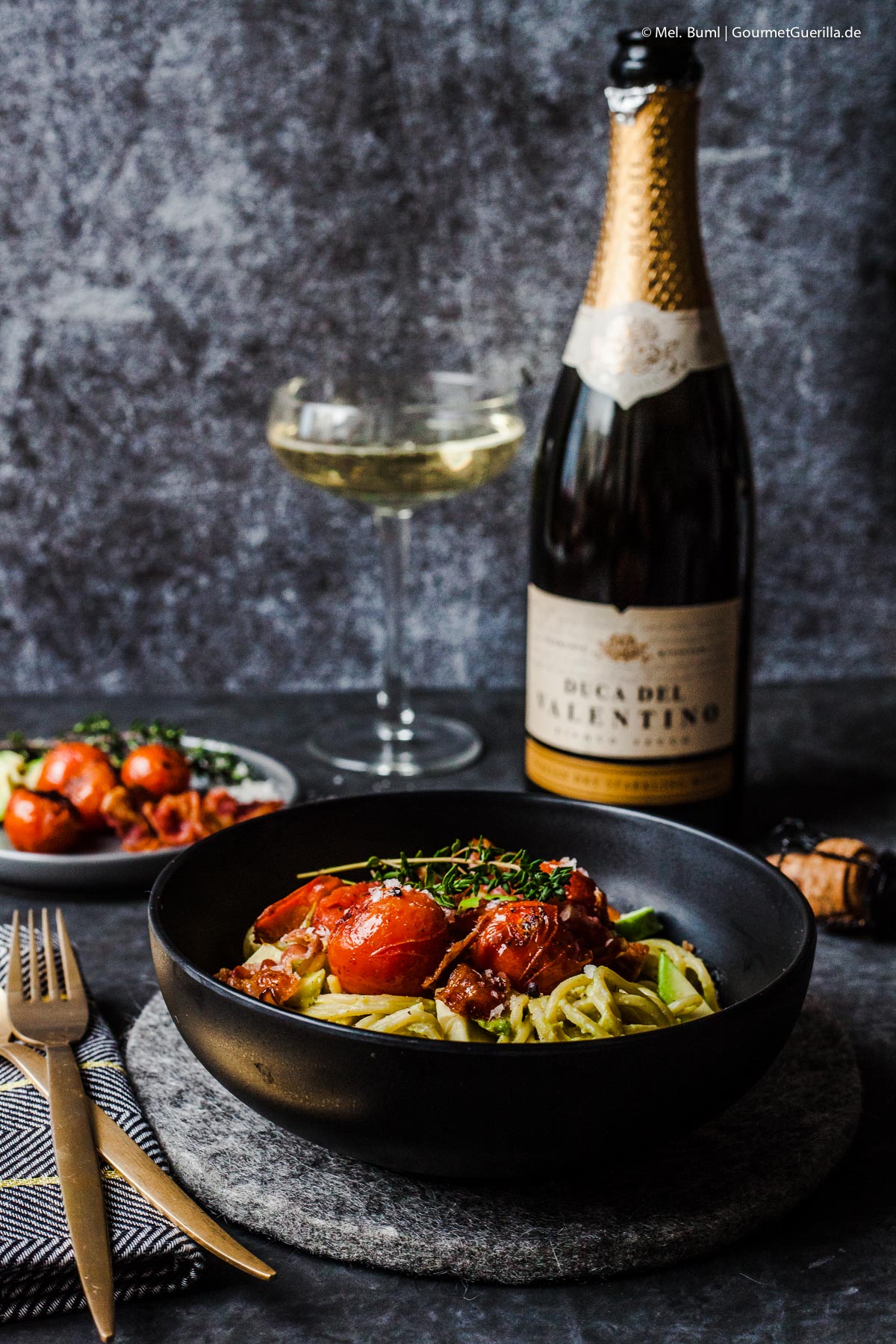 Spaghetti with avocado sauce, melted tomatoes and bacon flakes | GourmetGuerilla.com